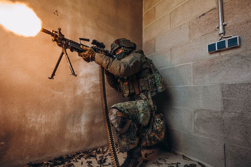 Militair schiet in oefendorp.