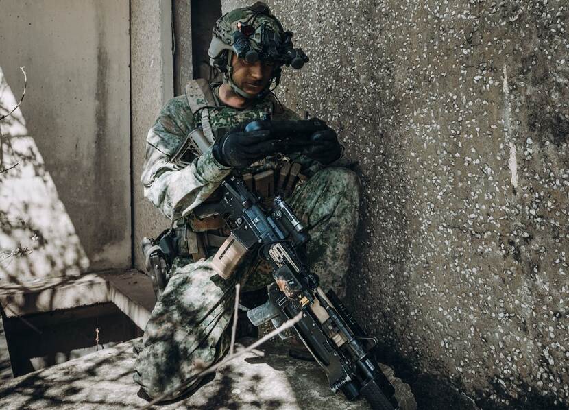 Militair in een oefendorp.