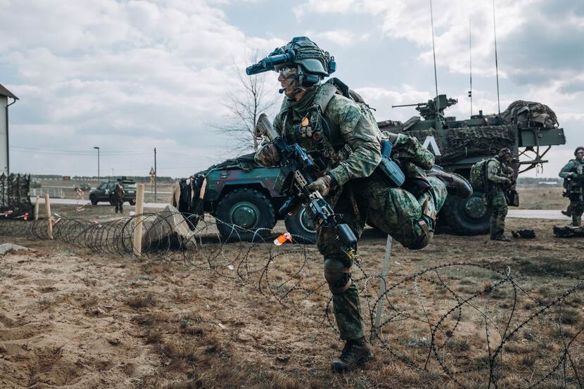Rennende militair.