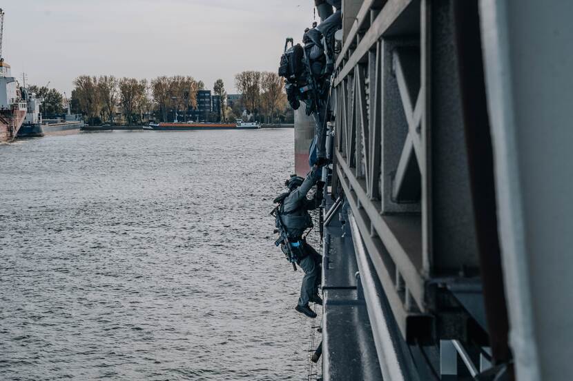 Een militair klimt van een ladder af.