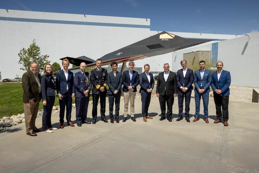 Groepsfoto van een delegatie van de staatssecretaris.