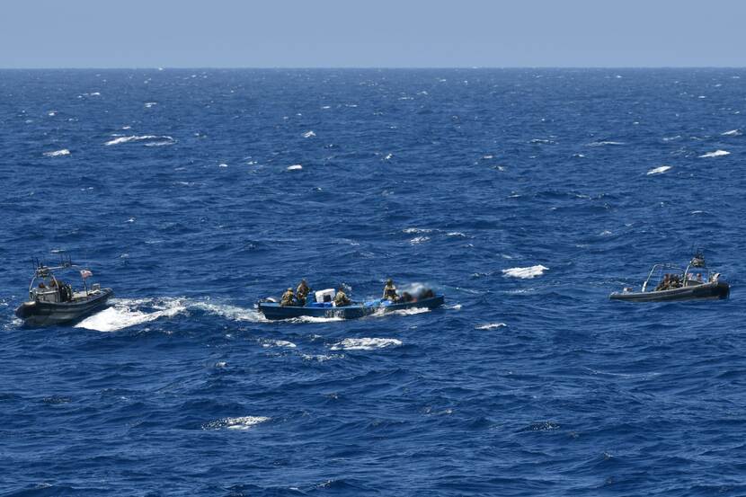 Enkele bootjes voor een drugstransport worden midden op zee aangehouden