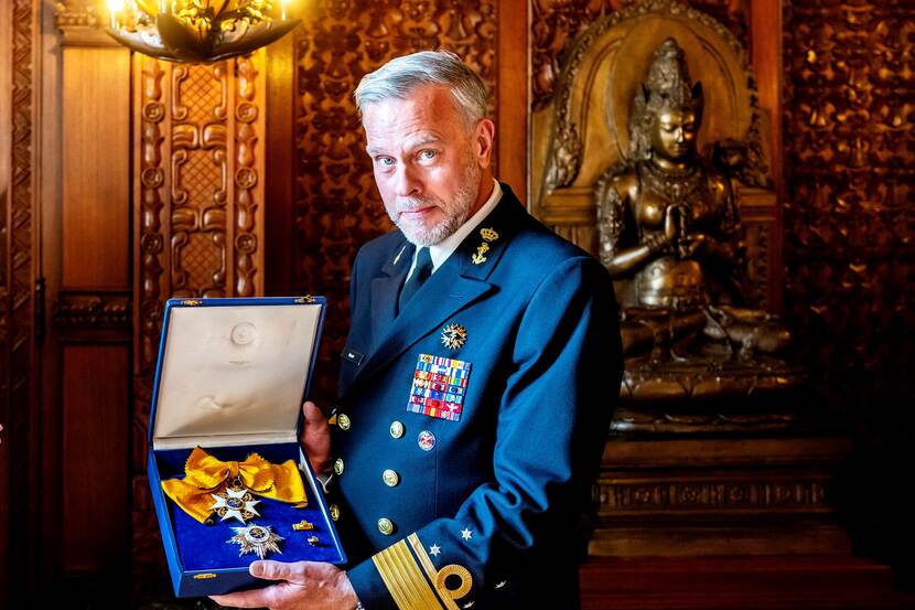 Koninklijke onderscheiding voor een militair.