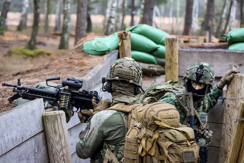 Militair achter wapen.
