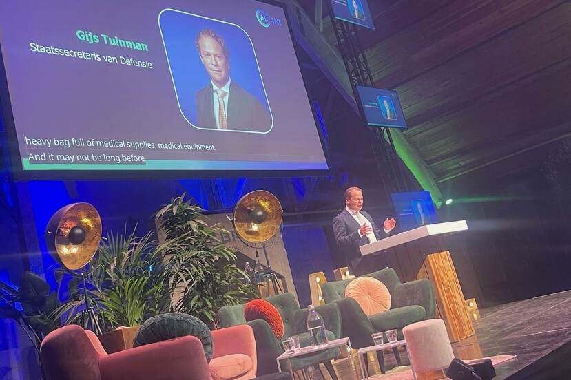 Staatssecretaris Tuinman spreekt.