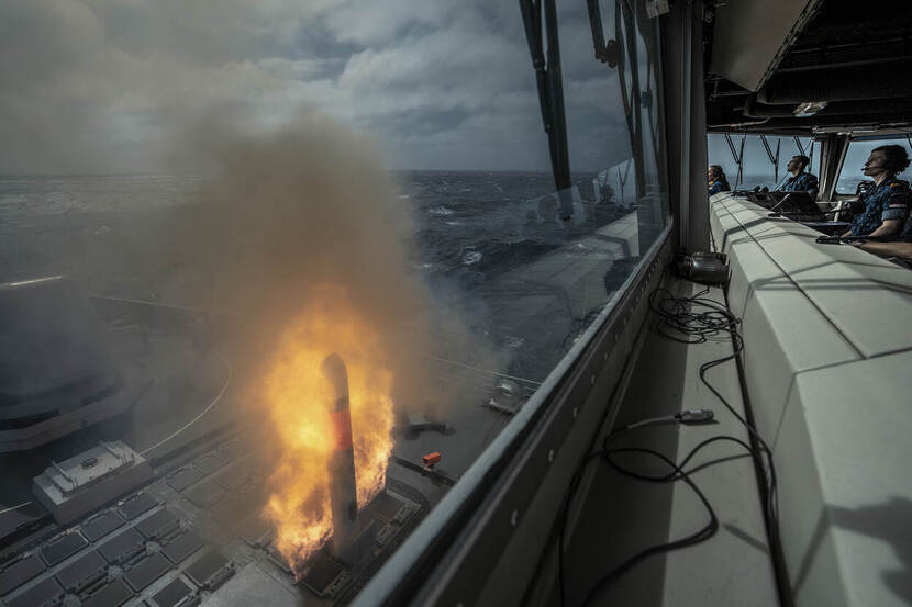 Archieffoto van maart 2025 waarbij Zr.Ms De Ruyter een Tomahawk-raket lanceert