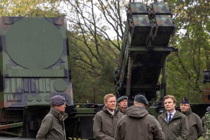 De koning en minister bij een Patriot-installatie.