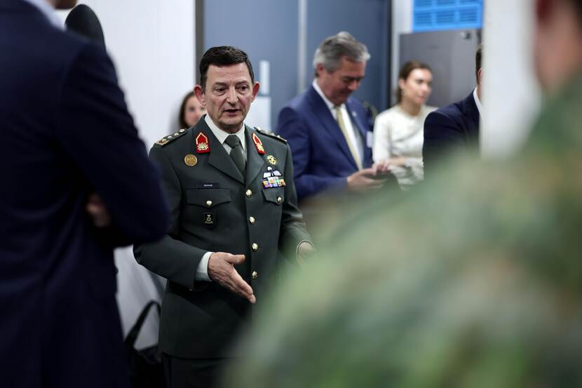 Een militair praat met collega's.