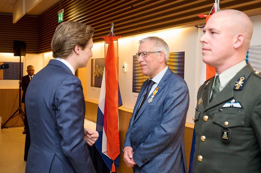 Minister Brekelmans praat met Wim Klinkert.
