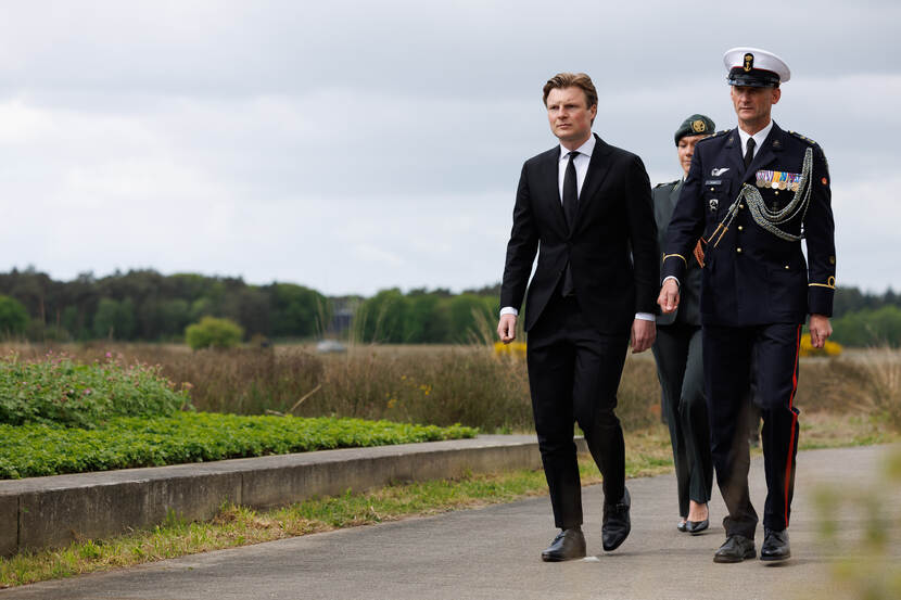 Defensieminister Ruben Brekelmans bij het Monument voor Gevallen Vliegers op de voormalige vliegbasis Soesterberg.