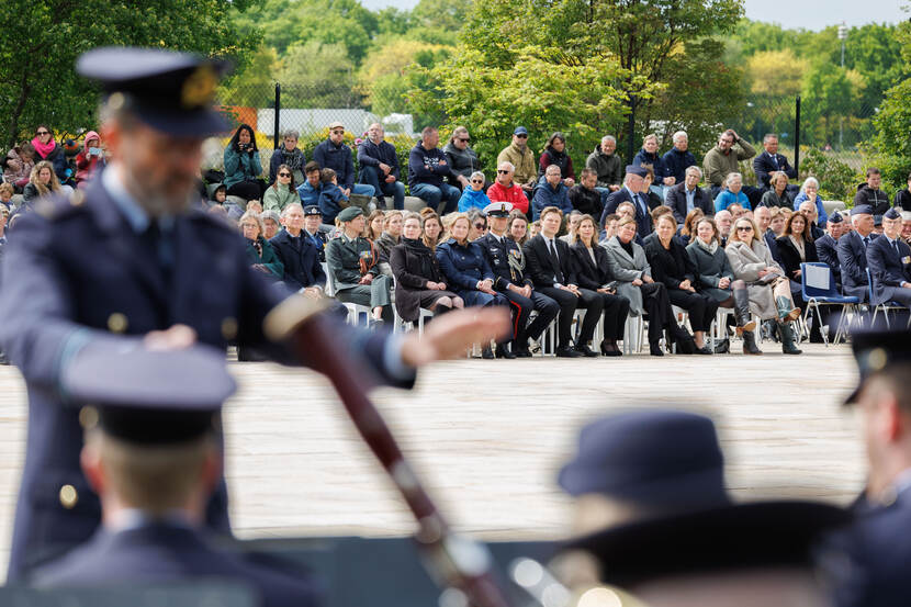 Muziek tijdens de herdenking bij het Monument voor Gevallen Vliegers op de voormalige vliegbasis Soesterberg.