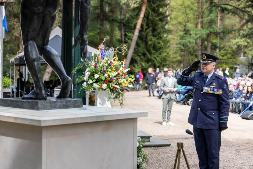 Generaal Eichelsheim bij de kranslegging op Nationaal Ereveld Loenen.