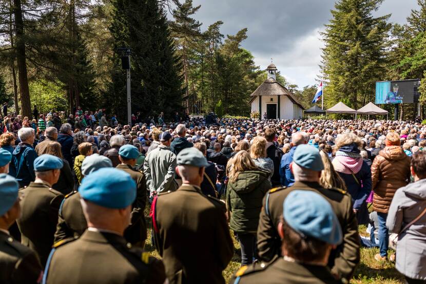 Generaal Eichelsheim speecht bij Nationaal Ereveld Loenen.