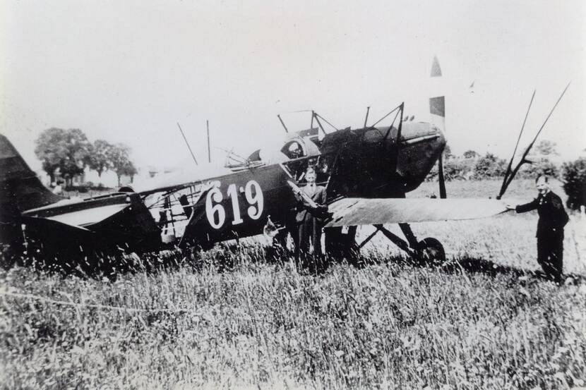 De Fokker C.5RR 619 na de noodlanding op 12 mei 1940 in de Nude tussen de Grebbeberg en Wageningen. Van Liempd werd na het uitstappen doodgeschoten. Eerste luitenant Theo Vrins werd krijgsgevangen gemaakt.