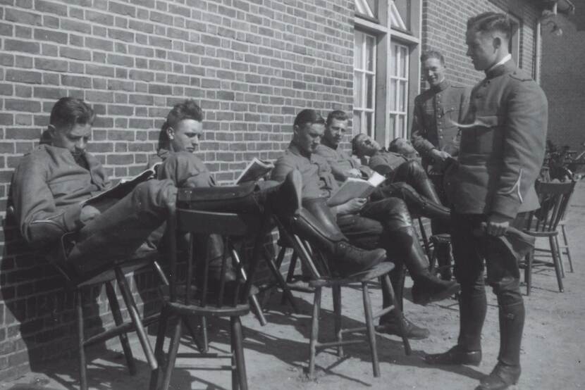 V.l.n.r.: Vrins, Hellendoorn, Hendriks, Heijting; staand: Treffers en Swagerman bij een stenen barak in Soesterberg tijdens de mobilisatieperiode in de periode 1939-1940.