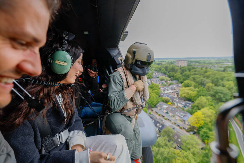 Artiesten aan boord van helikopter.