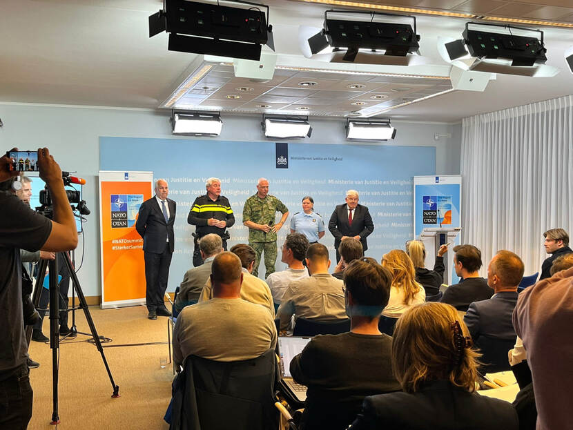 De persbriefing in Den Haag.