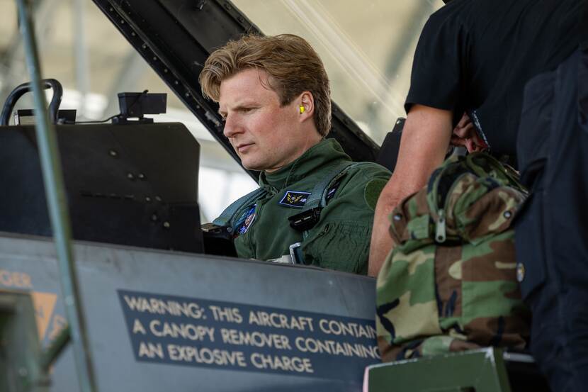De minister zit in een F-16.