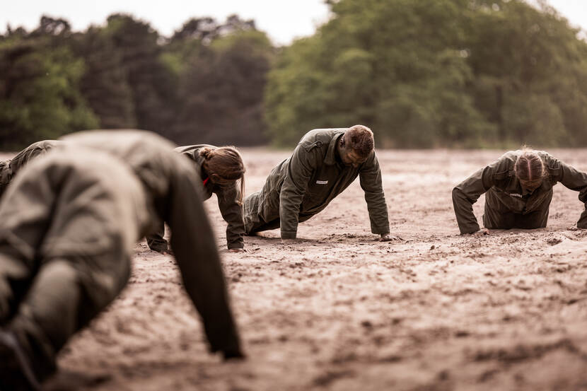 Militairen in opleiding drukken zich op.