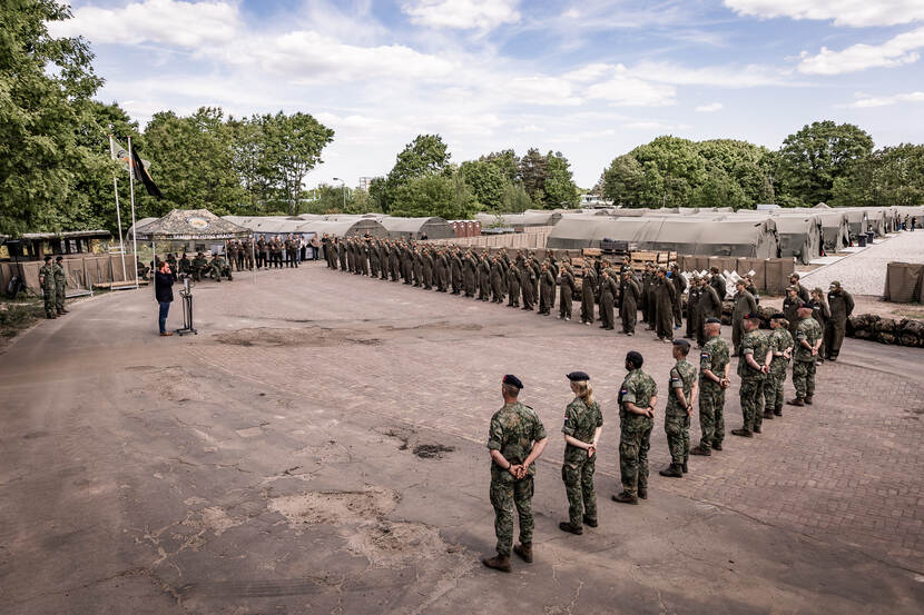 Aangetreden militairen luisteren naar toespraak Gijs Tuinman.