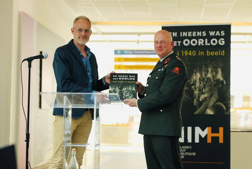 Generaal-majoor Roy Sillen ontvangt boek  'En ineens was het oorlog'