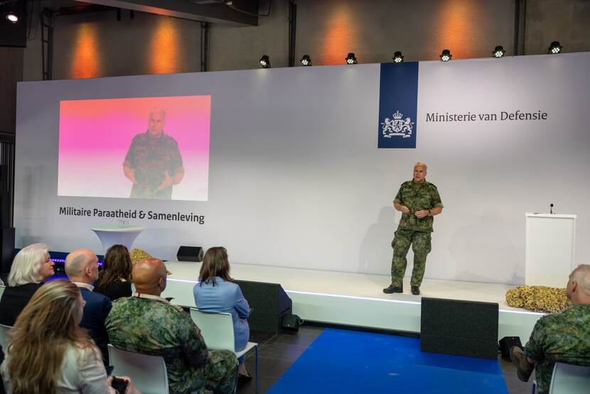 Commandant der Strijdkrachten generaal Onno Eichelsheim staat op een podium voor een zaal met mensen.