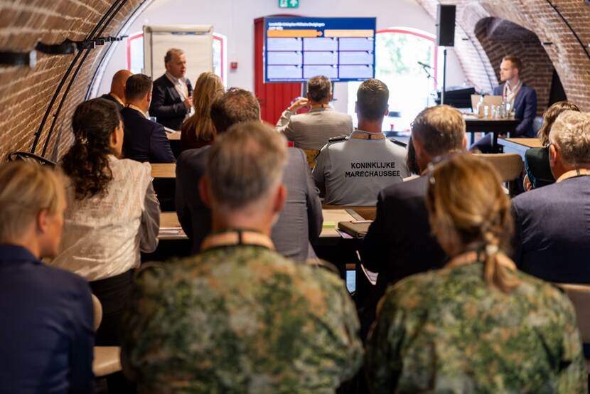 Deelnemers aan de sessie kijken naar een scherm.