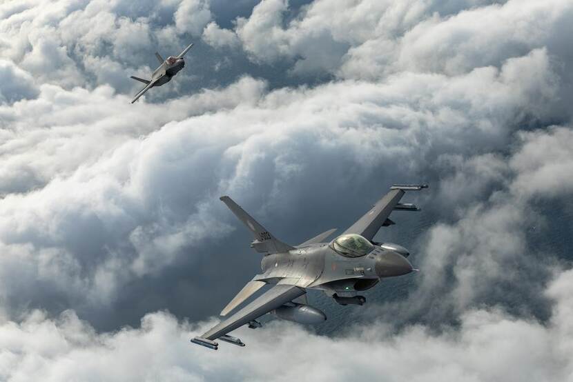 F-35's achter en F-16 voor.
