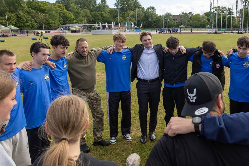 Jongeren en minister Brekelmans in een kring.