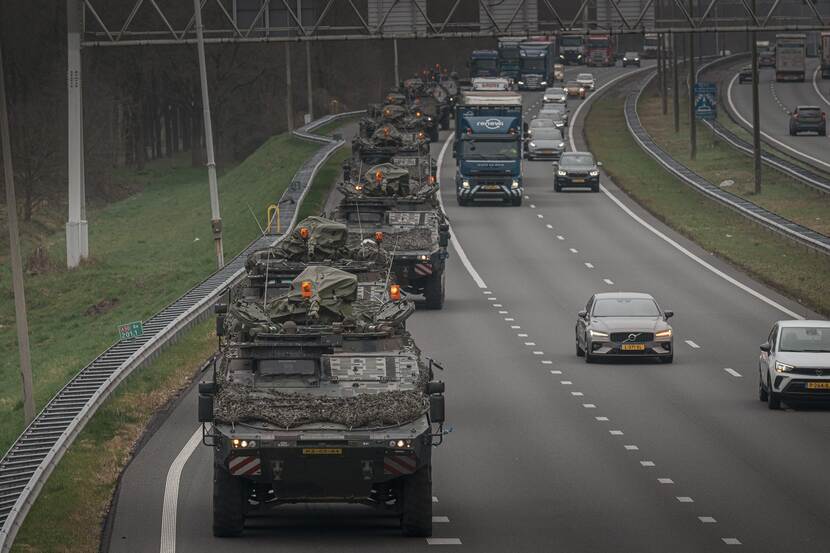 Militaire voertuigen in colonne.