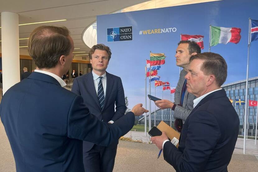 De minister staat pers te woord.