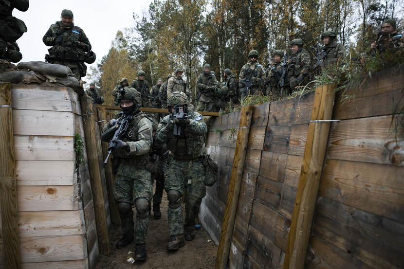 Militairen bij een loopgraaf.