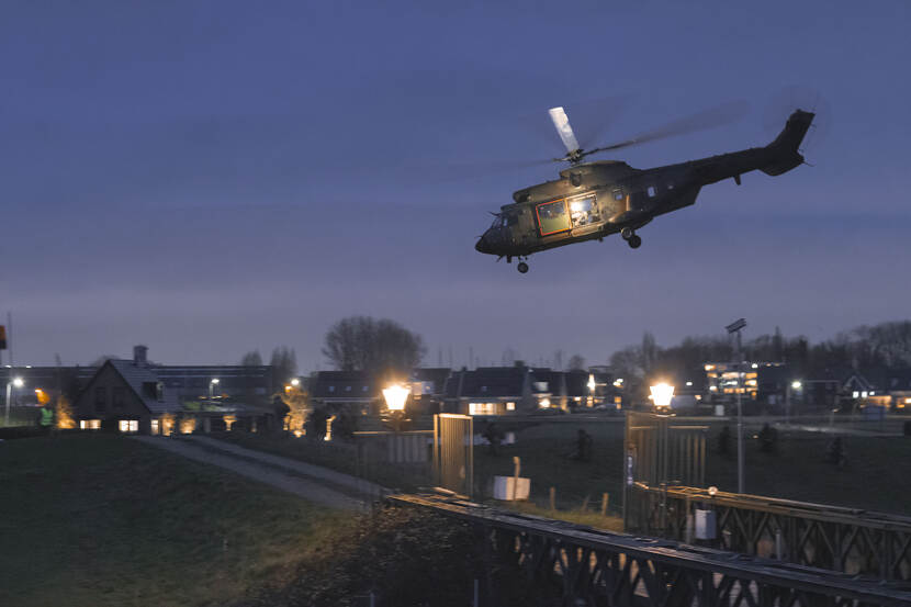 Een helikopter boven een woonwijk.