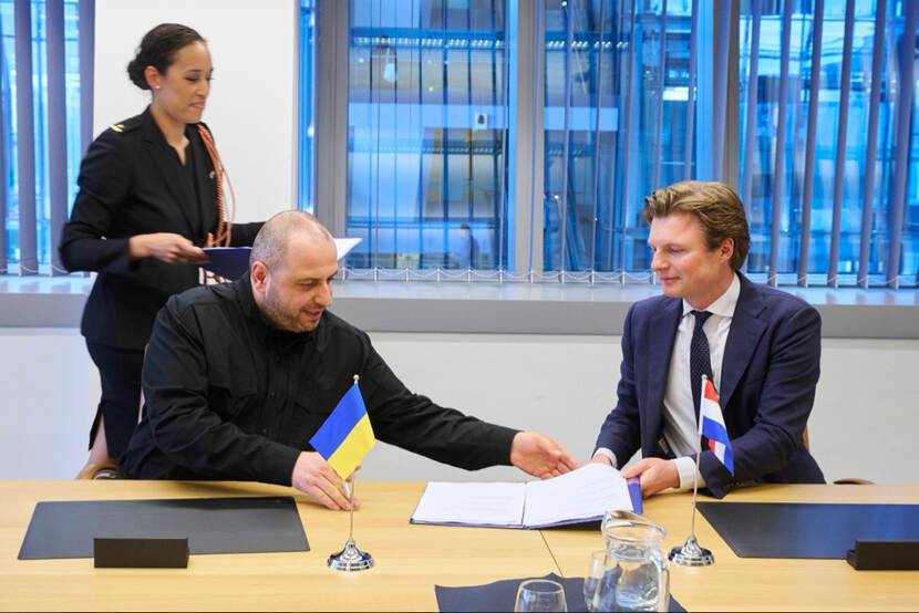 Minister Brekelmans en zijn Oekraïense collega Umerov tekenden een overeenkomst.