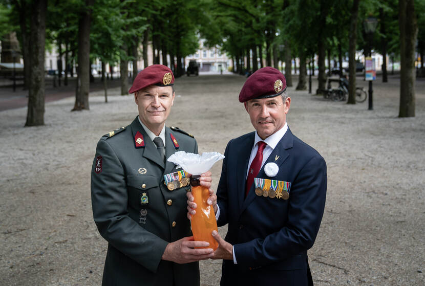 Overhandiging van een prijs.
