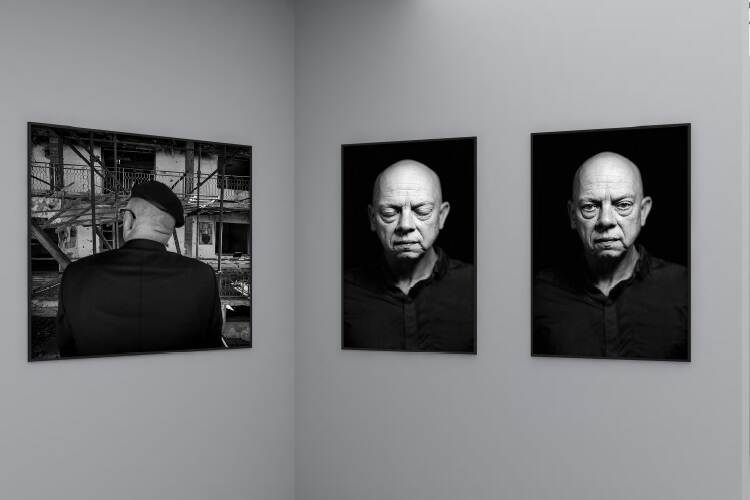 3 foto's van KFOR-militairen aan een wand.
