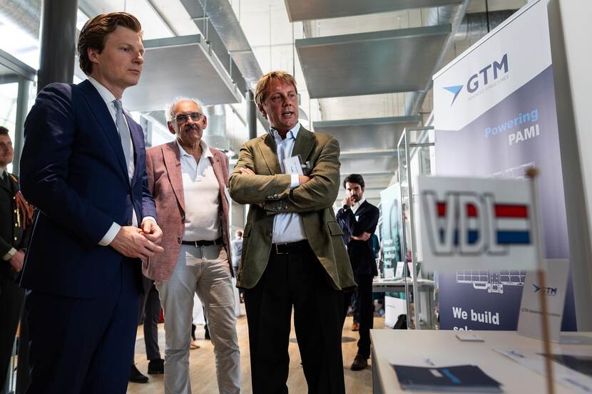 De minister staat bij de stand van VDL.
