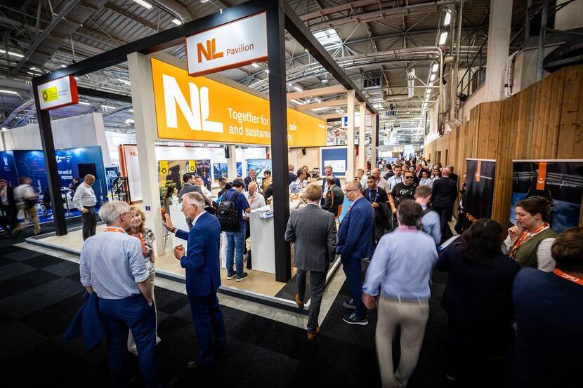 De beursvloer van de Paris Air Show 2025 met in het midden de Nederlandse stand.