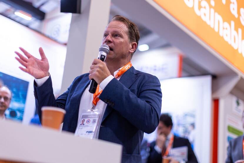 Staatssecretaris Gijs Tuinman spreekt op de Paris Air Show.