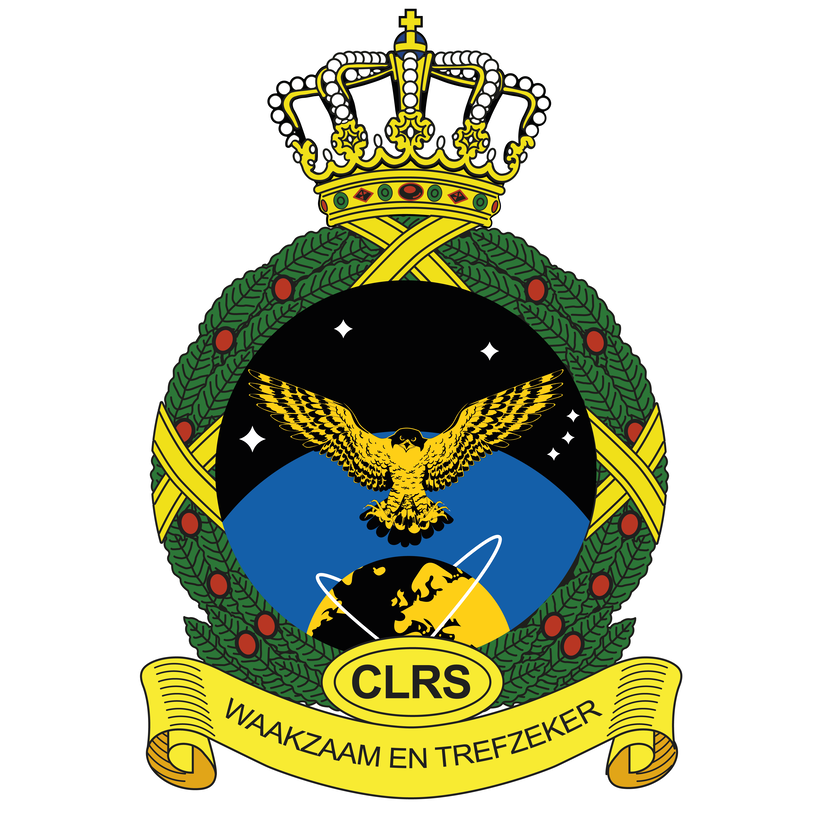 Een embleem met daarop het 'Commando Lucht- en Ruimtestrijdkrachten'