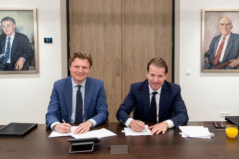 Defensieminister Ruben Brekelmans en CEO VDL Willem van der Leegte bij de ondertekening.