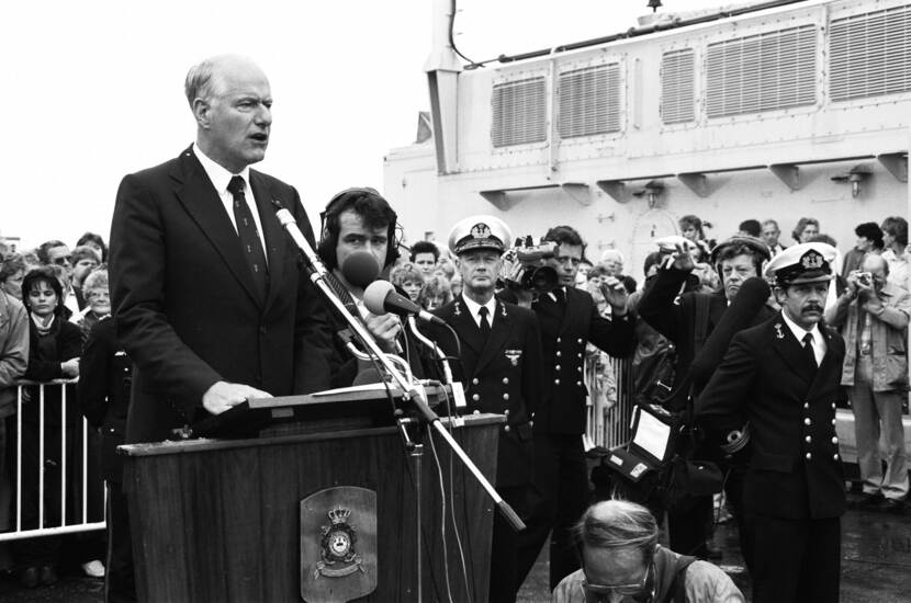 Archieffoto van de minister van Defensie die speecht.