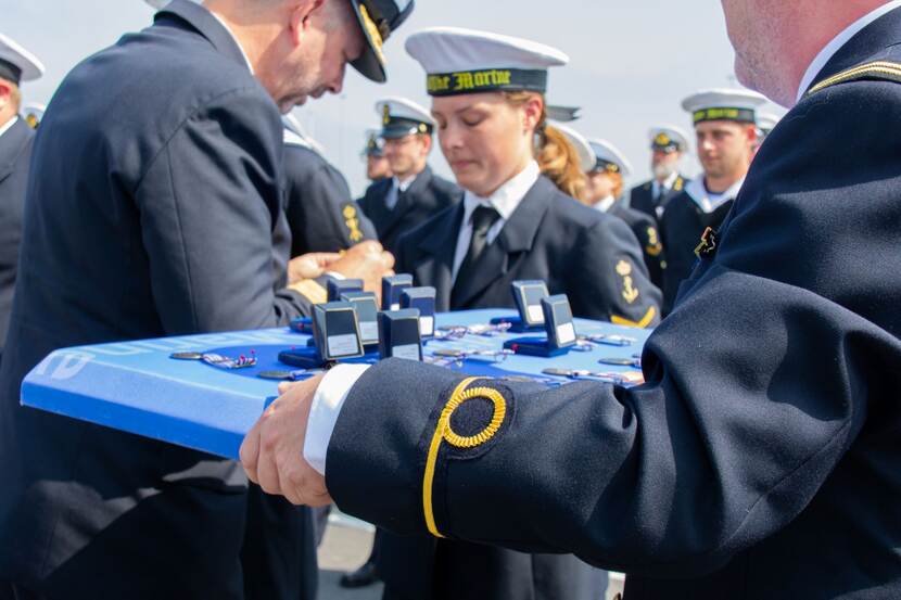 De bemanning kreeg de Herinneringsmedaille Internationale Missies uitgereikt.