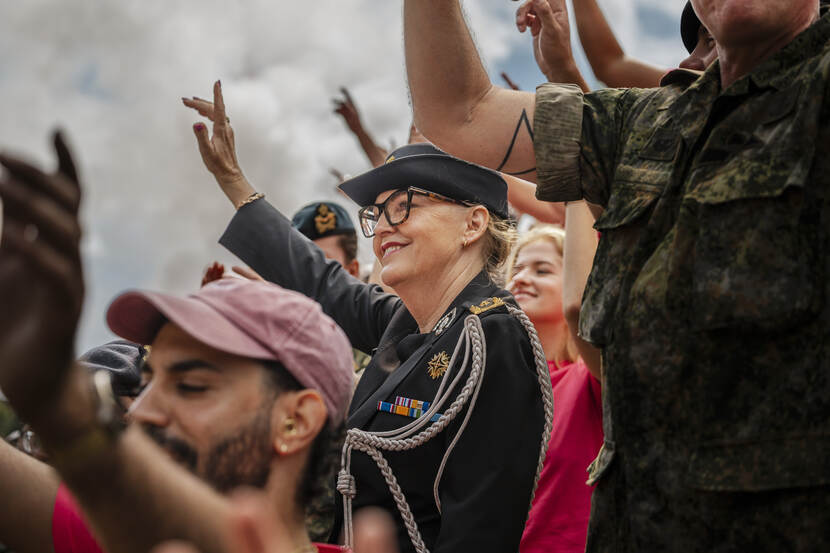 Sandra Keijer zwaait naar het publiek.