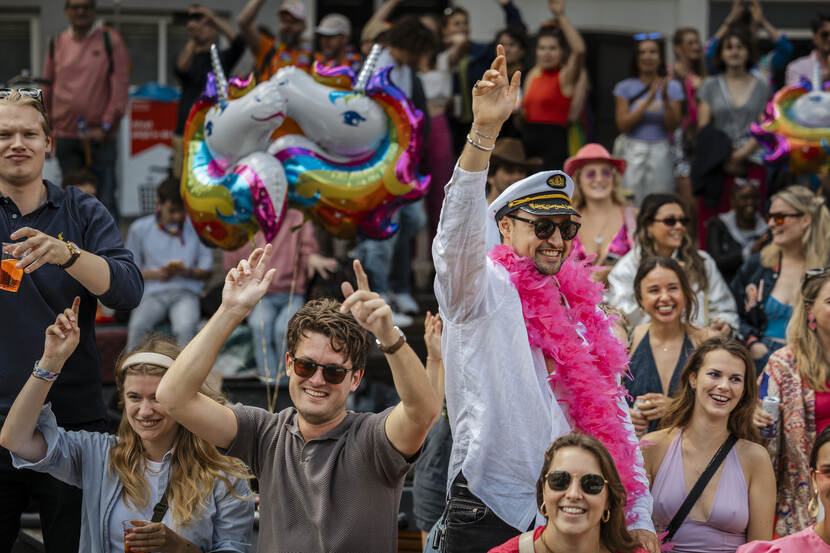 Juichend publiek langs de kant.