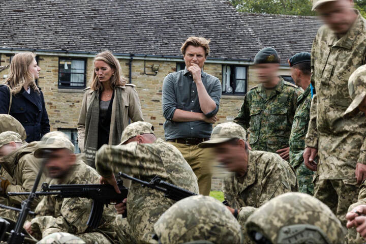 Minister Brekelmans kijkt toe hoe militairen trainen met wapens.