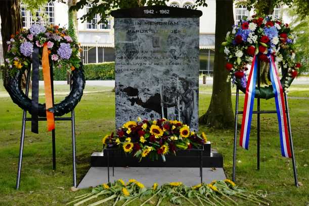 Het monument voor de Papua strijders met een krans ervoor.