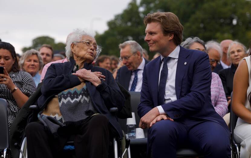 Ruben Brekelmans in gesprek met een toeschouwster.