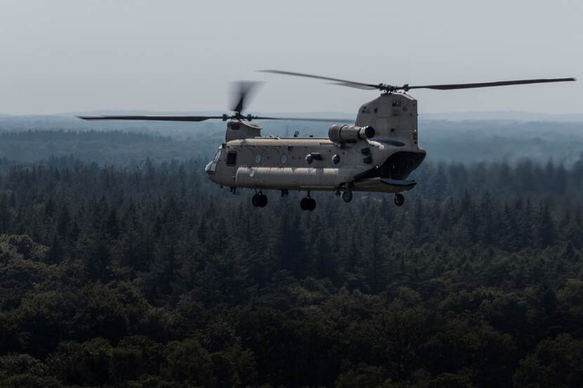 Chinook-transporthelikopter in de lucht.