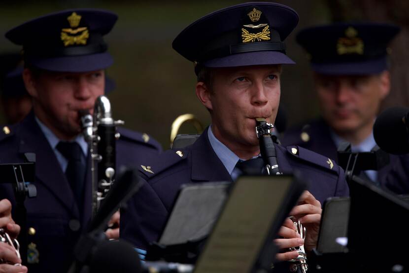 Drie leden van het Orkest Koninklijke Luchtmacht met hun instrumenten.